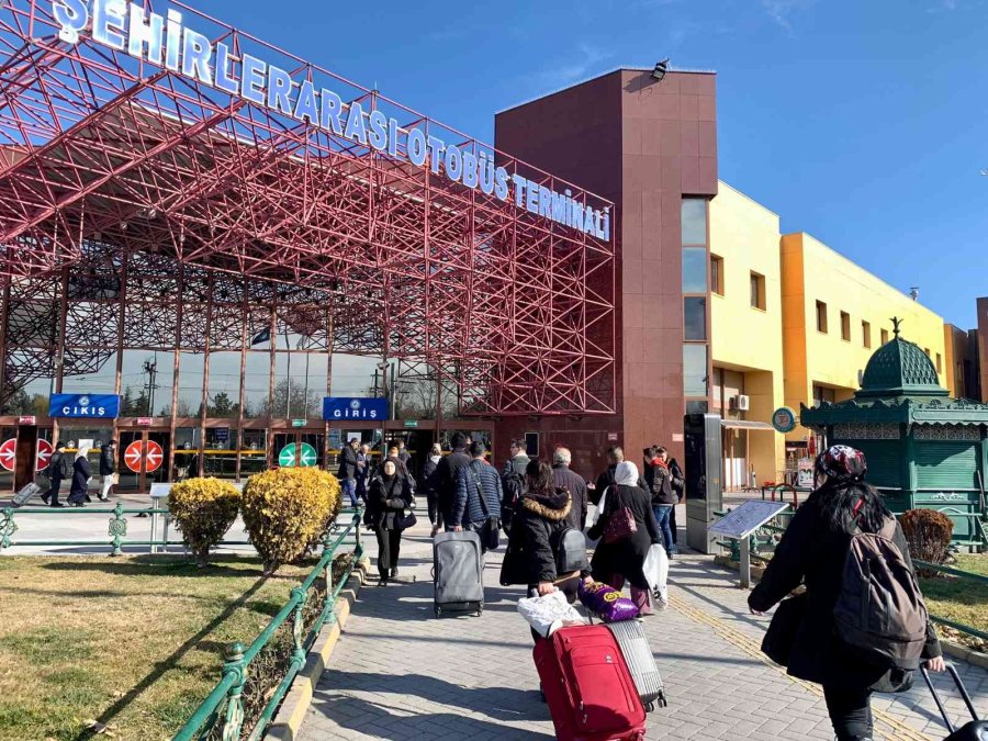 Sınavları Biten Öğrenciler Otogara Akın Etti