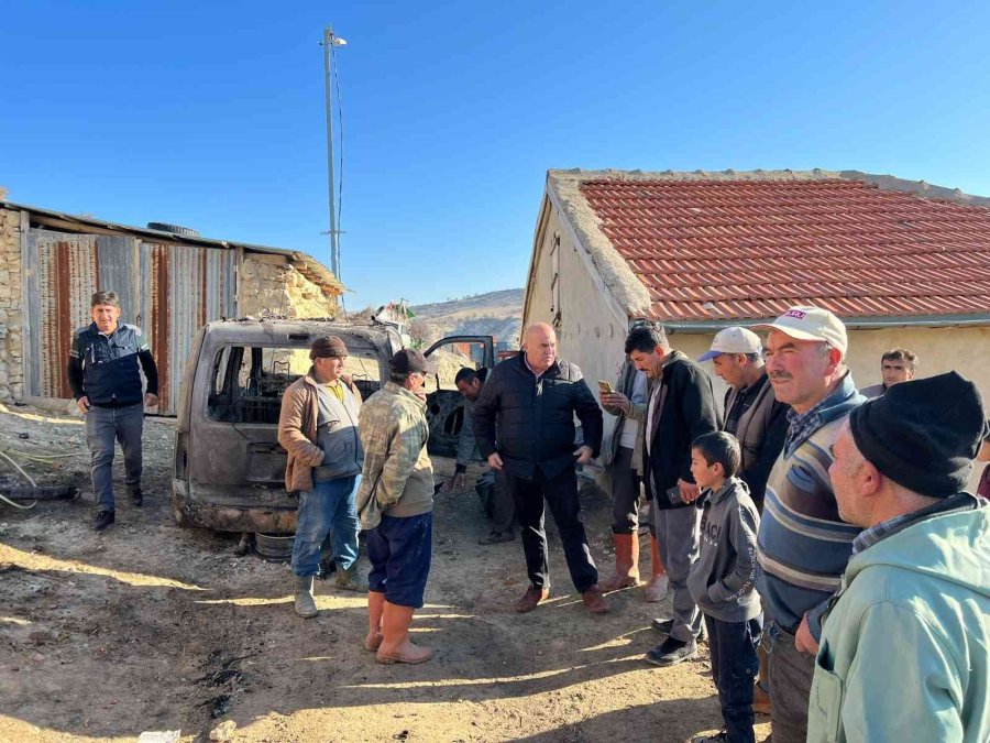Depo Yangında Yıkılırken Tarım Aletleri İle Hafif Ticari Araç Demir Yığınına Döndü