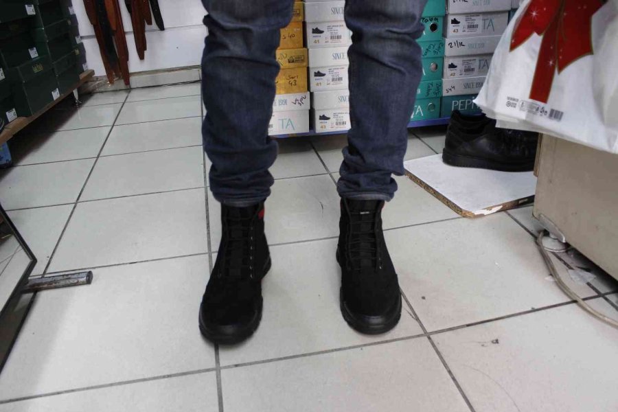 Kışlık Ayakkabılar Esnafın Elinde Kaldı