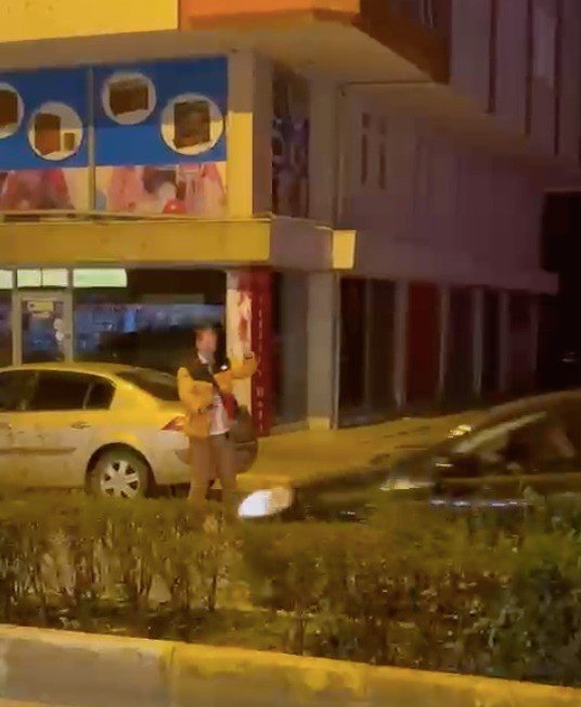 Park Halindeki Araçların Fotoğrafını Çekip Oturduğu Yerde Kalbini Tutmaya Başladı