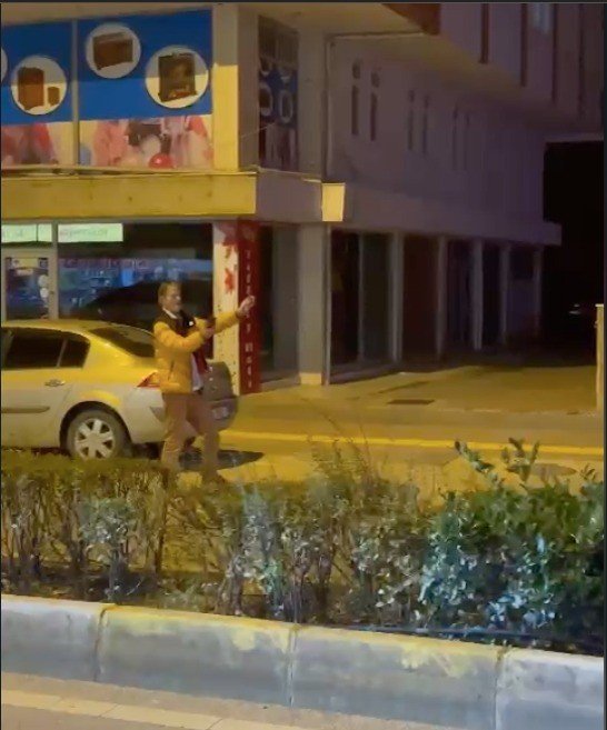 Park Halindeki Araçların Fotoğrafını Çekip Oturduğu Yerde Kalbini Tutmaya Başladı