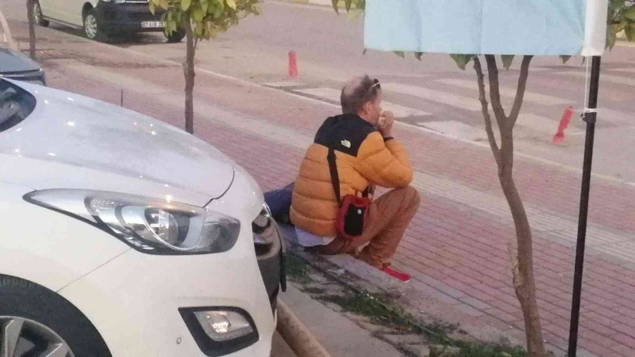 Park Halindeki Araçların Fotoğrafını Çekip Oturduğu Yerde Kalbini Tutmaya Başladı