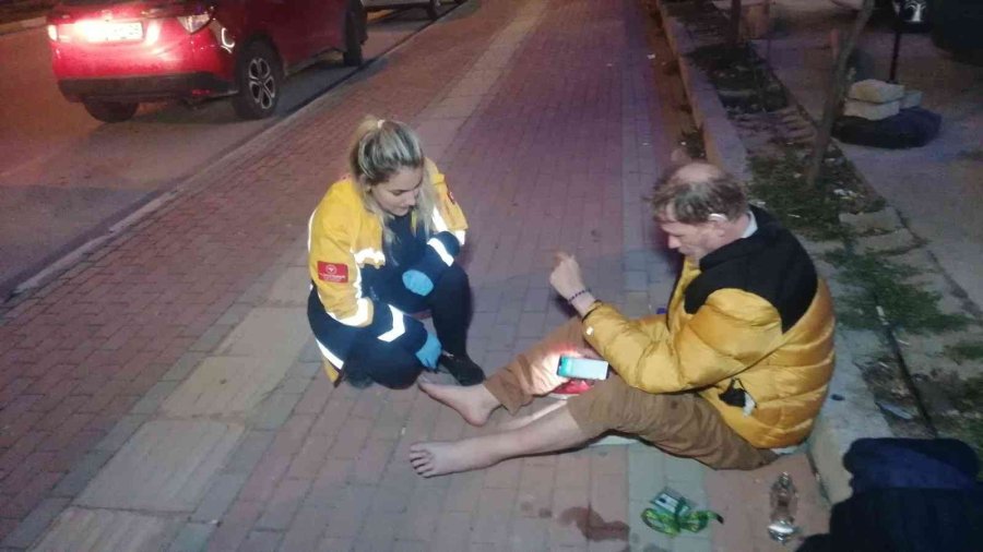 Park Halindeki Araçların Fotoğrafını Çekip Oturduğu Yerde Kalbini Tutmaya Başladı