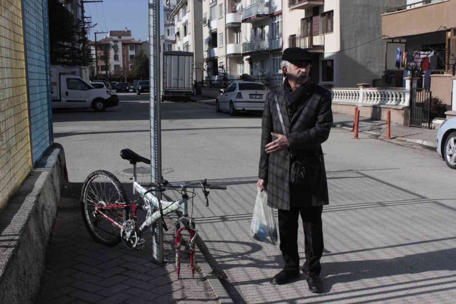 Bisikletin Zincirini Kıramayınca Tekerini Çaldılar