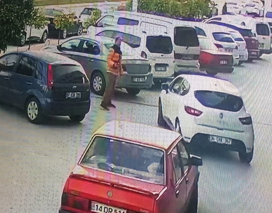 Park Halindeki Araçların Fotoğrafını Çekip Oturduğu Yerde Kalbini Tutmaya Başladı