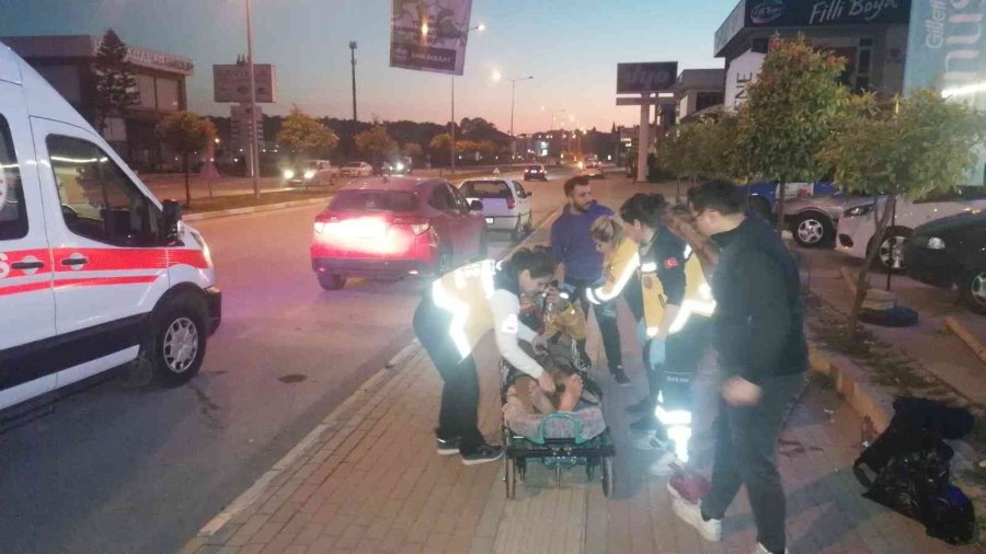 Park Halindeki Araçların Fotoğrafını Çekip Oturduğu Yerde Kalbini Tutmaya Başladı