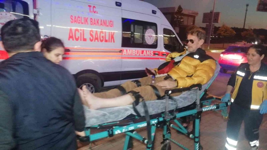 Park Halindeki Araçların Fotoğrafını Çekip Oturduğu Yerde Kalbini Tutmaya Başladı