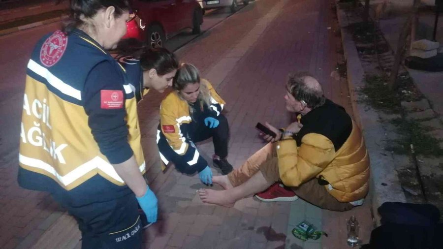 Park Halindeki Araçların Fotoğrafını Çekip Oturduğu Yerde Kalbini Tutmaya Başladı