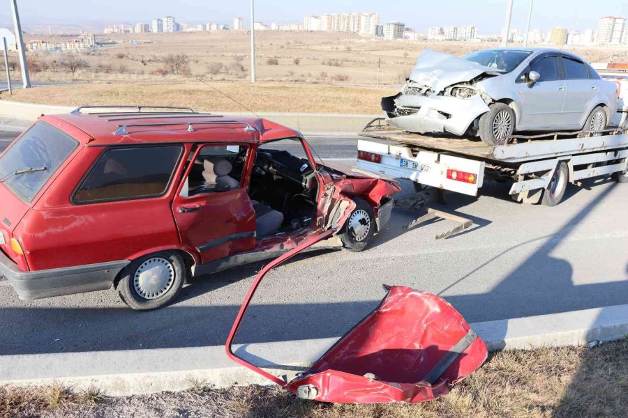 Otomobiller Çarpıştı, 7 Kişi Yaralandı