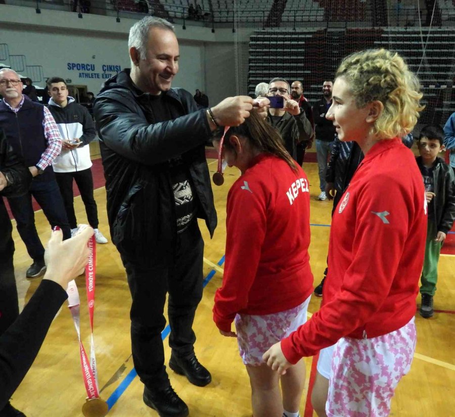 Kepez’in Uzun Kızları Antalya Şampiyonu Oldu