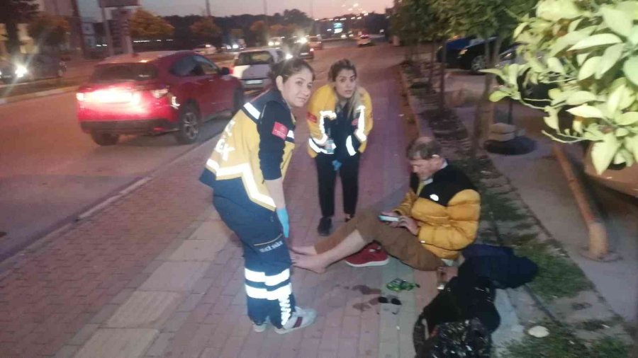 Park Halindeki Araçların Fotoğrafını Çekip Oturduğu Yerde Kalbini Tutmaya Başladı