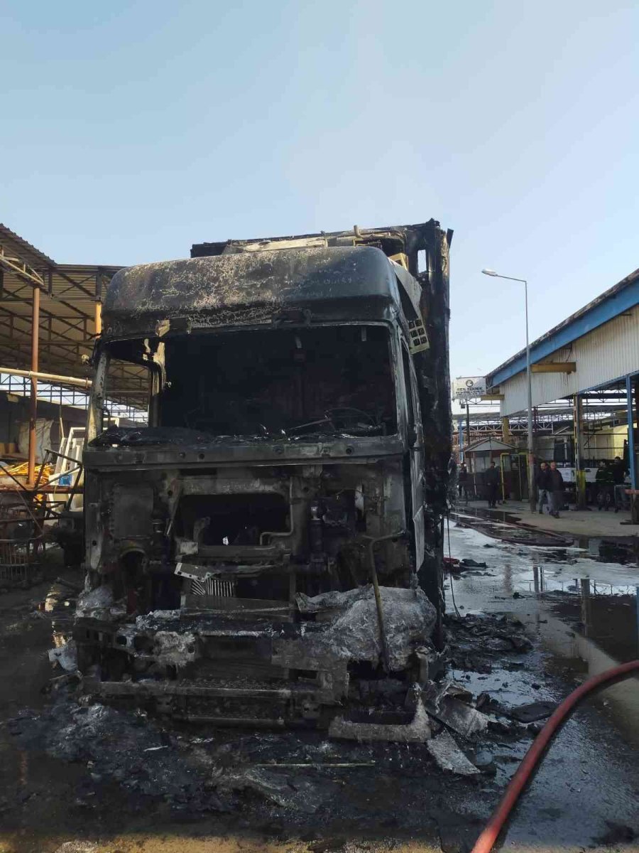 Tır Alev Alev Yandı