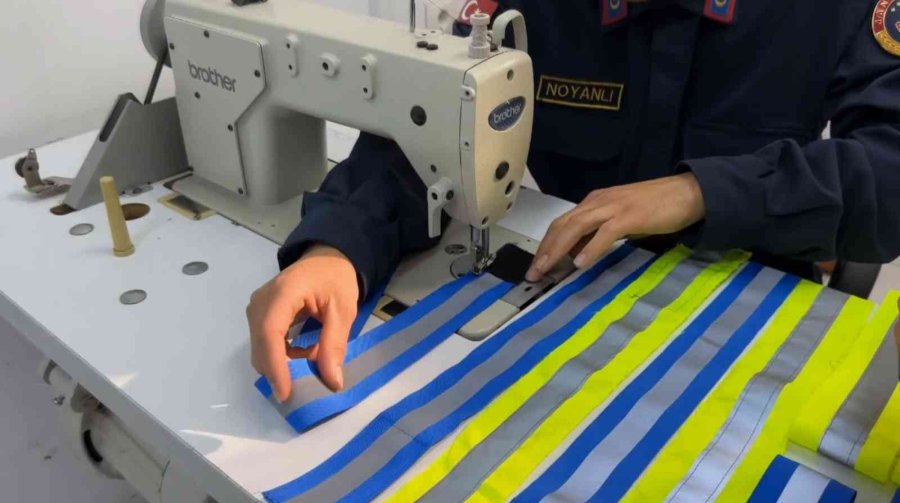 Jandarma Sokak Köpeklerine Gece Görünmeleri İçin Elleriyle Reflektif Şerit Dikti