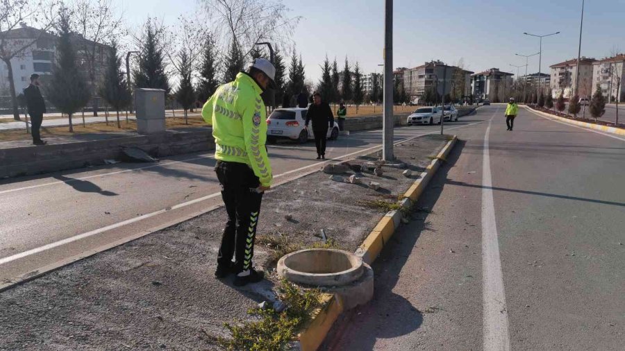 Otomobil Refüjdeki Rögar Kapağına Çarptı: 1 Yaralı