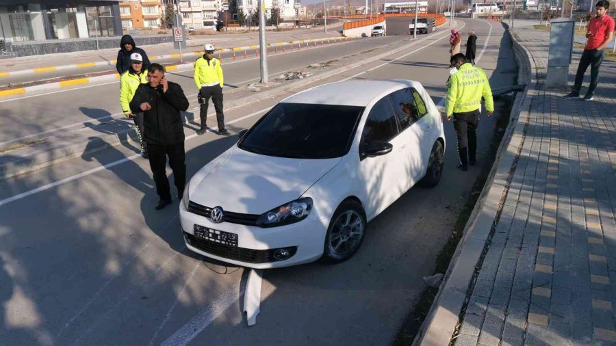 Otomobil Refüjdeki Rögar Kapağına Çarptı: 1 Yaralı
