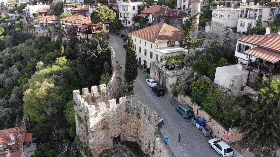 Alanya Kalesi’nin Surlarıyla Çevrili Evler Kendine Has Özellikleriyle Mest Ediyor