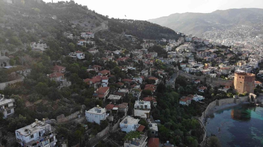Alanya Kalesi’nin Surlarıyla Çevrili Evler Kendine Has Özellikleriyle Mest Ediyor