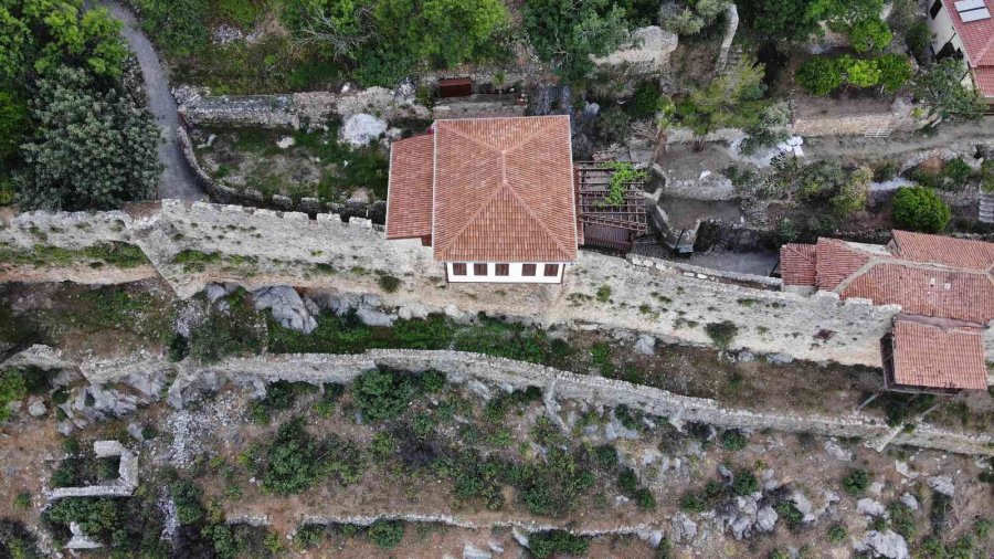 Alanya Kalesi’nin Surlarıyla Çevrili Evler Kendine Has Özellikleriyle Mest Ediyor
