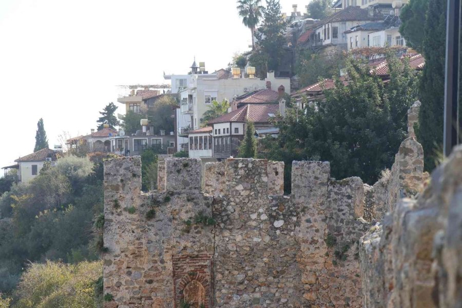 Alanya Kalesi’nin Surlarıyla Çevrili Evler Kendine Has Özellikleriyle Mest Ediyor