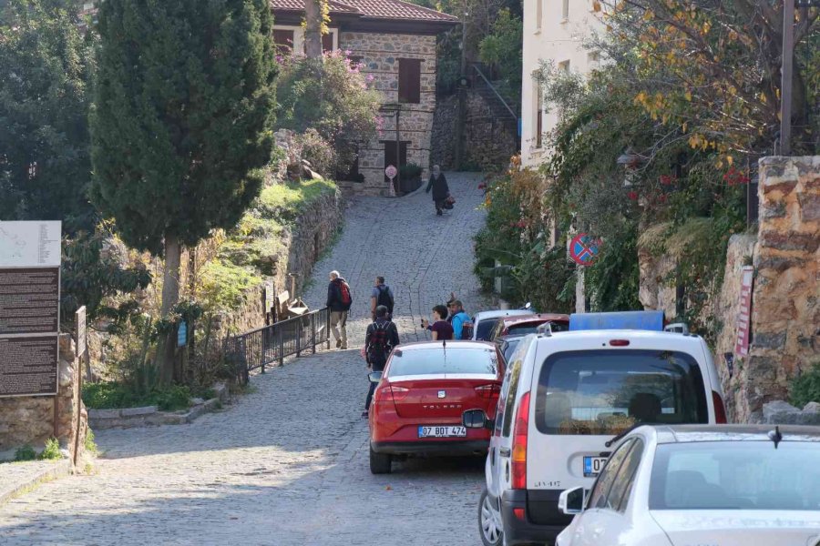Alanya Kalesi’nin Surlarıyla Çevrili Evler Kendine Has Özellikleriyle Mest Ediyor