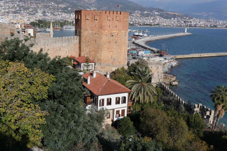 Alanya Kalesi’nin Surlarıyla Çevrili Evler Kendine Has Özellikleriyle Mest Ediyor