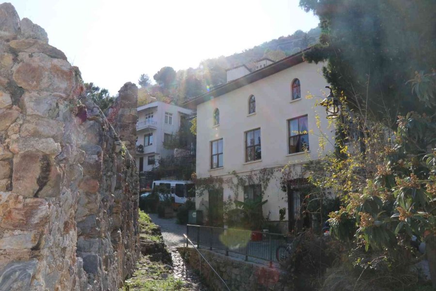 Alanya Kalesi’nin Surlarıyla Çevrili Evler Kendine Has Özellikleriyle Mest Ediyor