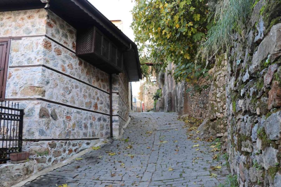 Alanya Kalesi’nin Surlarıyla Çevrili Evler Kendine Has Özellikleriyle Mest Ediyor