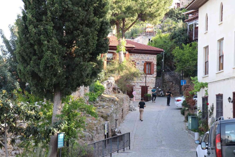 Alanya Kalesi’nin Surlarıyla Çevrili Evler Kendine Has Özellikleriyle Mest Ediyor