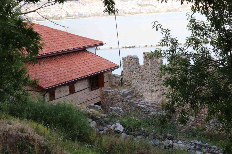 Alanya Kalesi’nin Surlarıyla Çevrili Evler Kendine Has Özellikleriyle Mest Ediyor