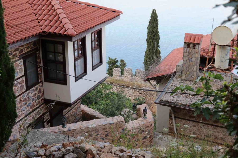 Alanya Kalesi’nin Surlarıyla Çevrili Evler Kendine Has Özellikleriyle Mest Ediyor