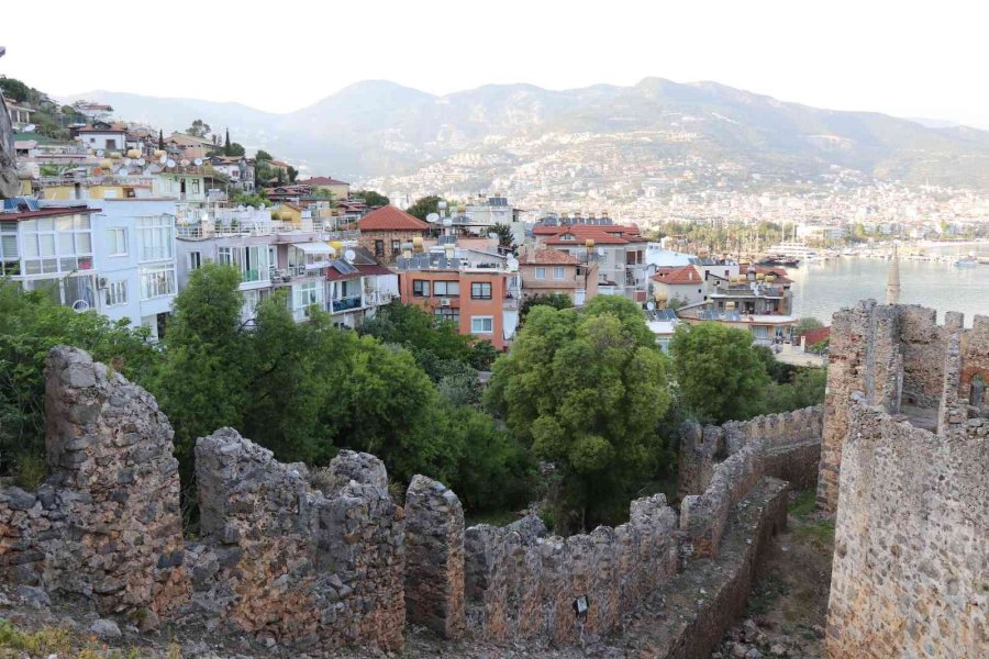 Alanya Kalesi’nin Surlarıyla Çevrili Evler Kendine Has Özellikleriyle Mest Ediyor
