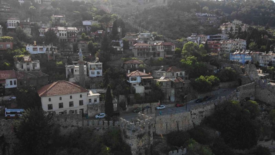 Alanya Kalesi’nin Surlarıyla Çevrili Evler Kendine Has Özellikleriyle Mest Ediyor
