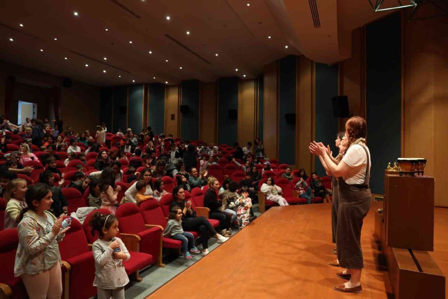 Antalya’da Çocuklar Tiyatro Dolu Bir Tatil Geçiriyor