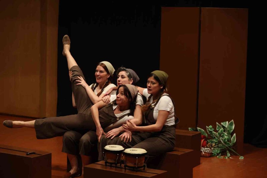 Antalya’da Çocuklar Tiyatro Dolu Bir Tatil Geçiriyor