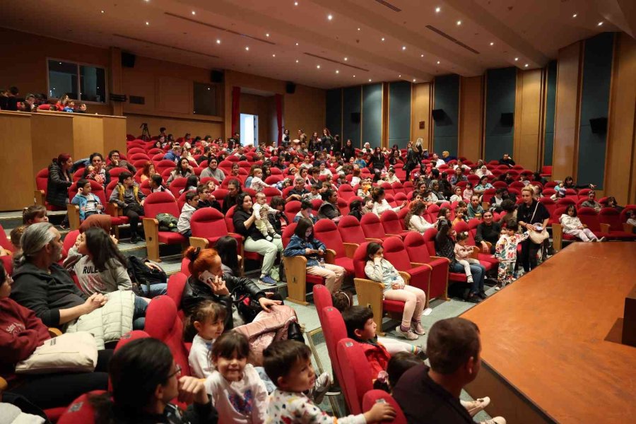 Antalya’da Çocuklar Tiyatro Dolu Bir Tatil Geçiriyor