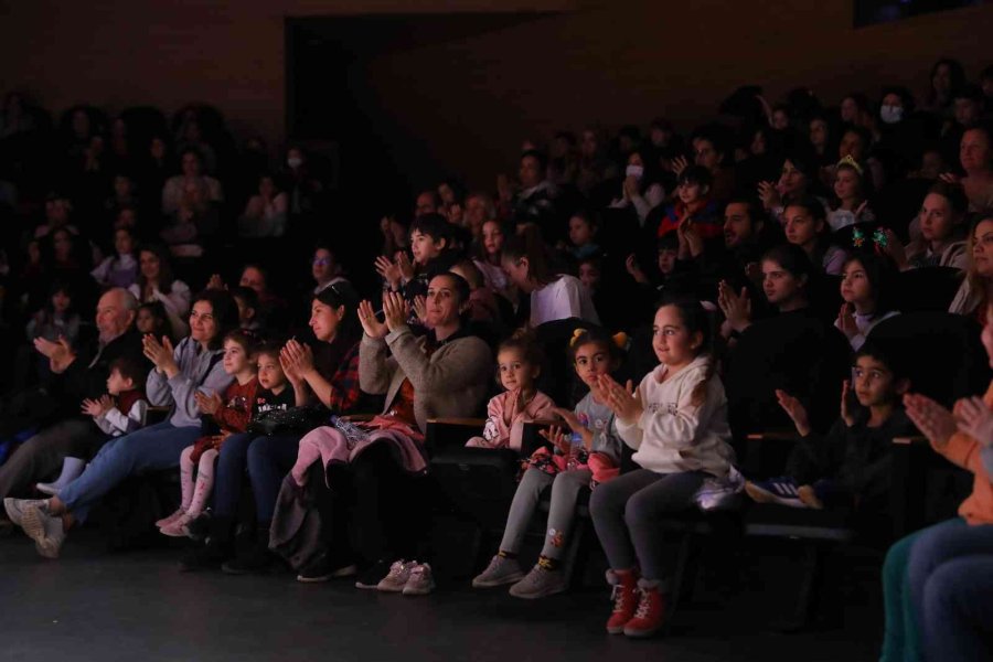 Antalya’da Çocuklar Tiyatro Dolu Bir Tatil Geçiriyor