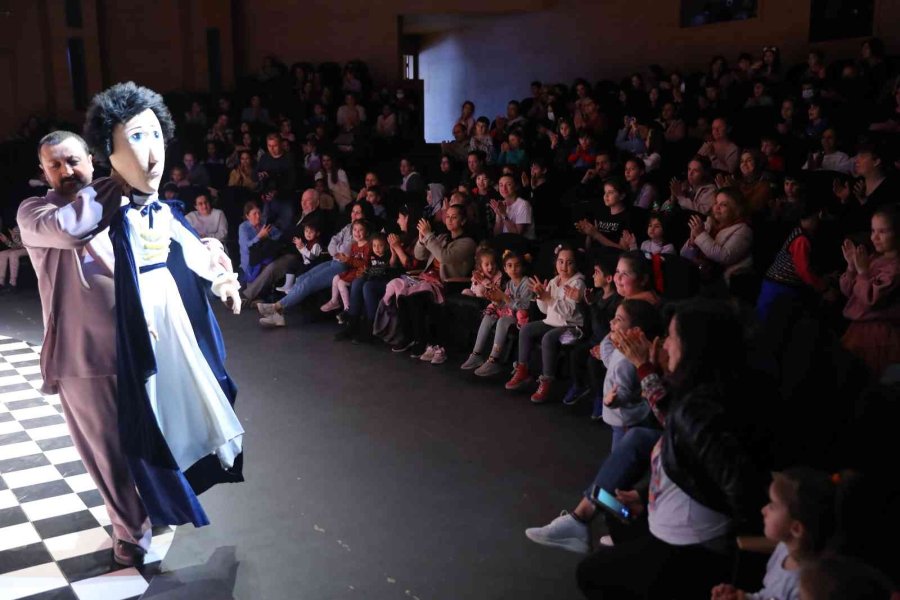 Antalya’da Çocuklar Tiyatro Dolu Bir Tatil Geçiriyor