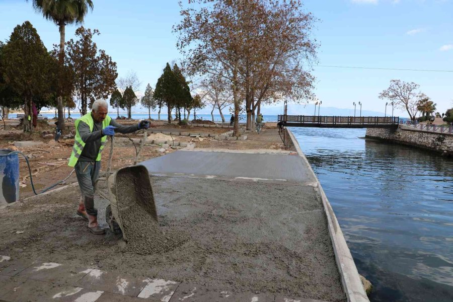 Finike Cumhuriyet Meydanı Projesi İlerliyor