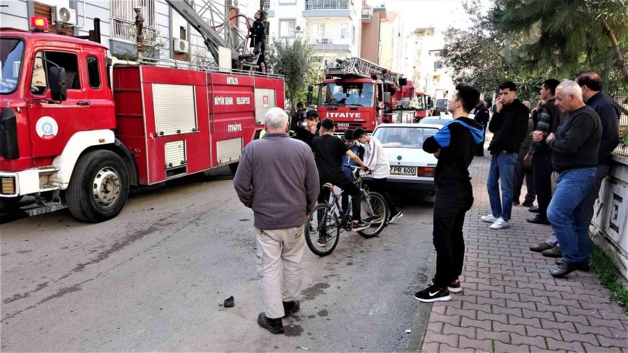 Balkonda Çıkan Yangın Boş Tüpü Patlattı, Mahalleli Sokağa Döküldü