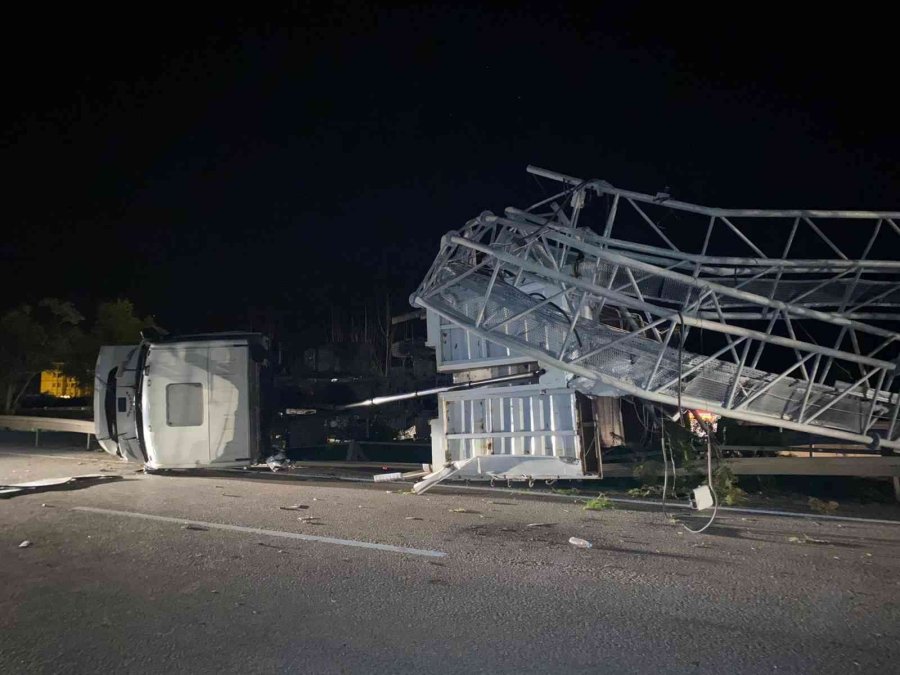 Tırın Açılan Dorsesi Eds’ye Çarptı, Ortalık Savaş Alanına Döndü