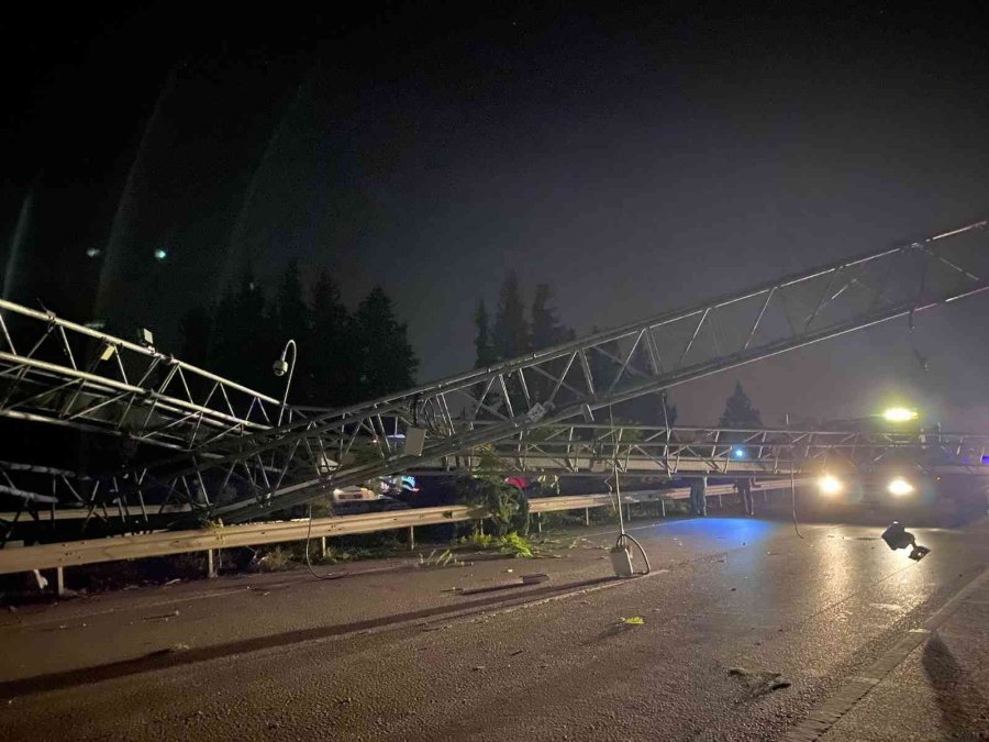 Tırın Açılan Dorsesi Eds’ye Çarptı, Ortalık Savaş Alanına Döndü