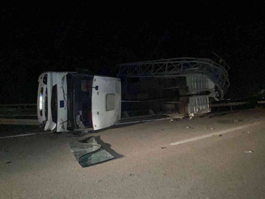 Tırın Açılan Dorsesi Eds’ye Çarptı, Ortalık Savaş Alanına Döndü