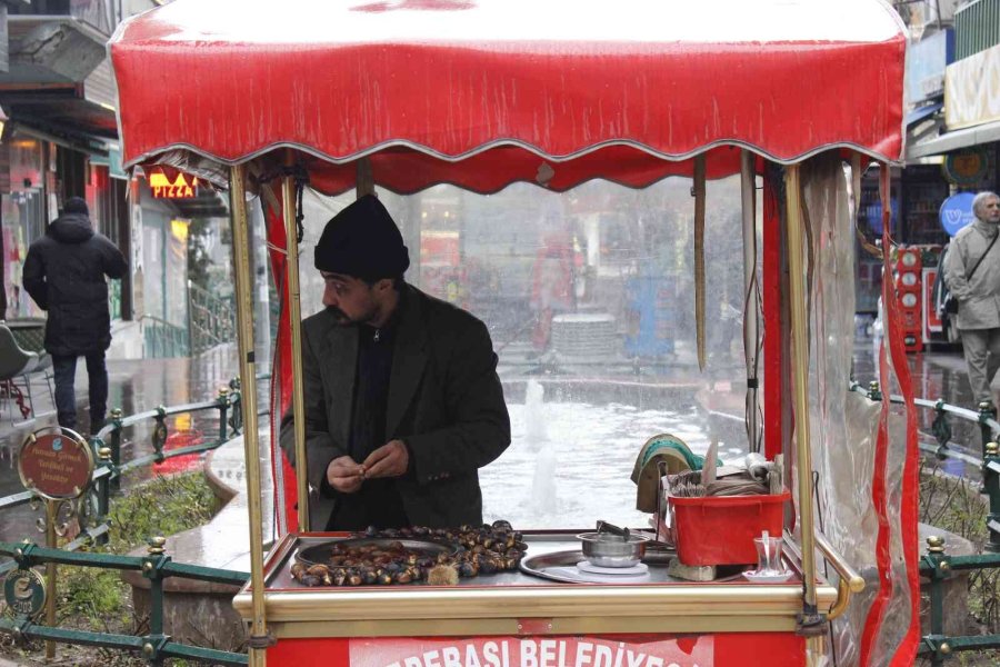 Bayılsa Da Tezgahının Başından Ayrılmıyor