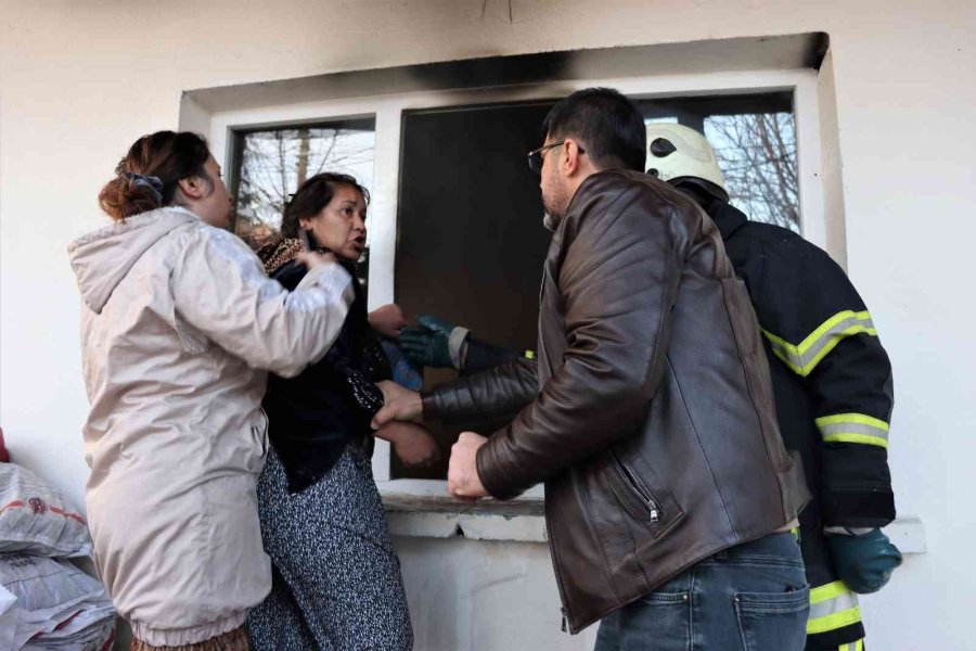 Karısıyla Tartıştı, Evini Ateşe Verdi