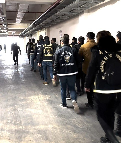 "memur Yapacağız" Yalanıyla Dolandırıcılık Yapan 9 Kişi Tutuklandı