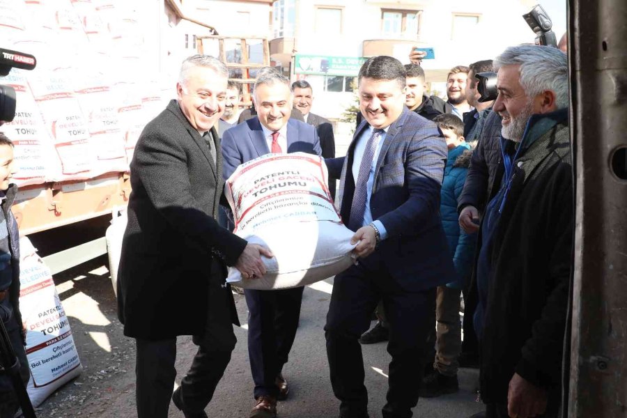 Develi Belediyesi’nden Çiftçilere Gacer Tohumu Desteği