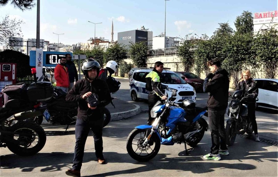 Polislere Ehliyetsiz Yakalandı, Yardım İçin Çağırdığı Arkadaşı Da Ehliyetsiz Çıkınca İkinci Şoku Yaşadı
