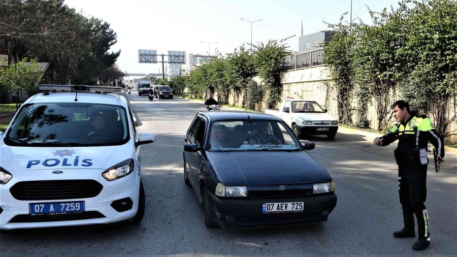 Polislere Ehliyetsiz Yakalandı, Yardım İçin Çağırdığı Arkadaşı Da Ehliyetsiz Çıkınca İkinci Şoku Yaşadı
