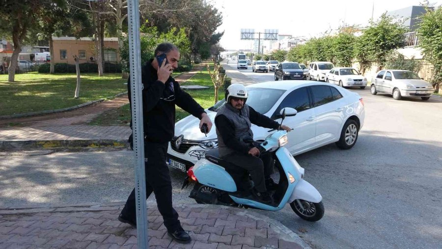 Polislere Ehliyetsiz Yakalandı, Yardım İçin Çağırdığı Arkadaşı Da Ehliyetsiz Çıkınca İkinci Şoku Yaşadı