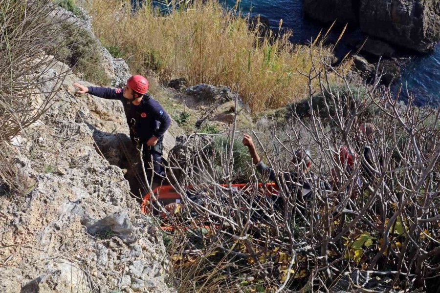 Falezlerden Düşen Yaşlı Adam 1 Saatlik Çalışayla Kurtarıldı